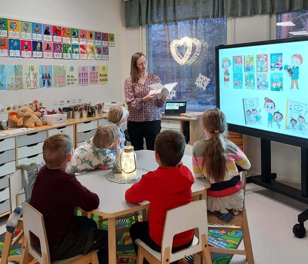 Kirjailija puhuu lapsille.