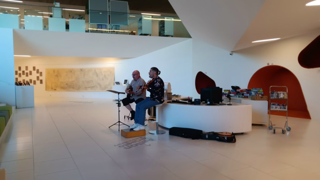 Kaksi muusikkoa soittaa.